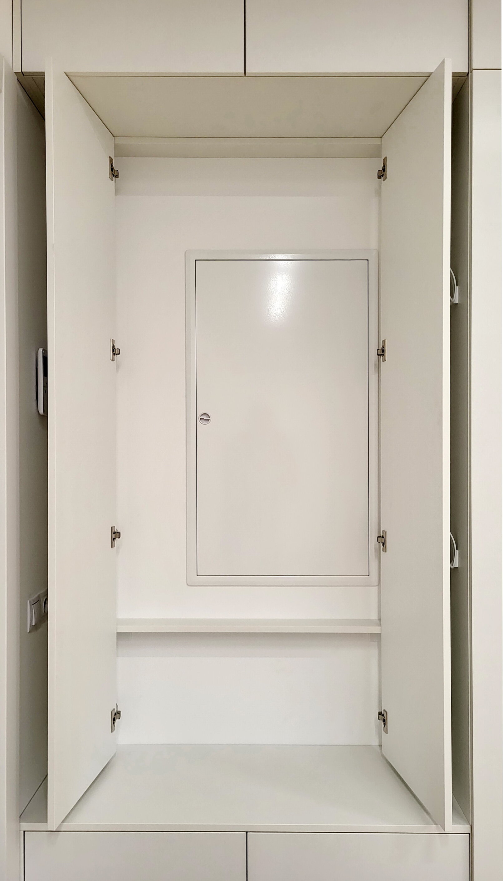 схований щіток у шафі