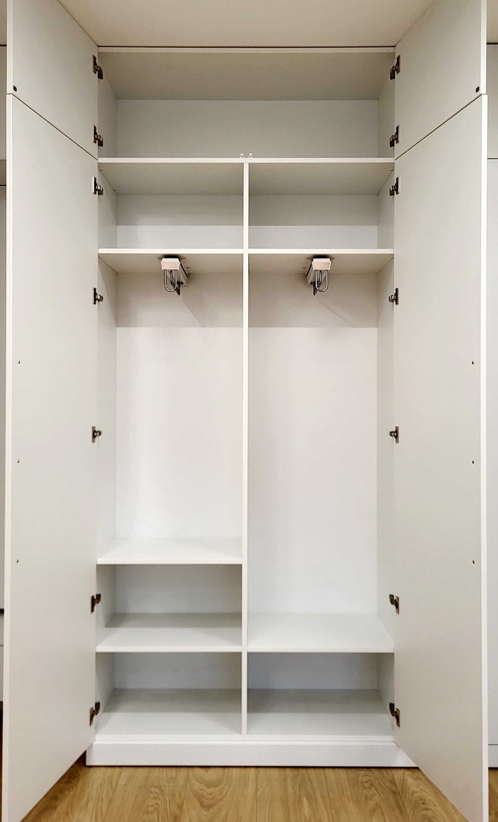 Вішаки у вузьку шафу