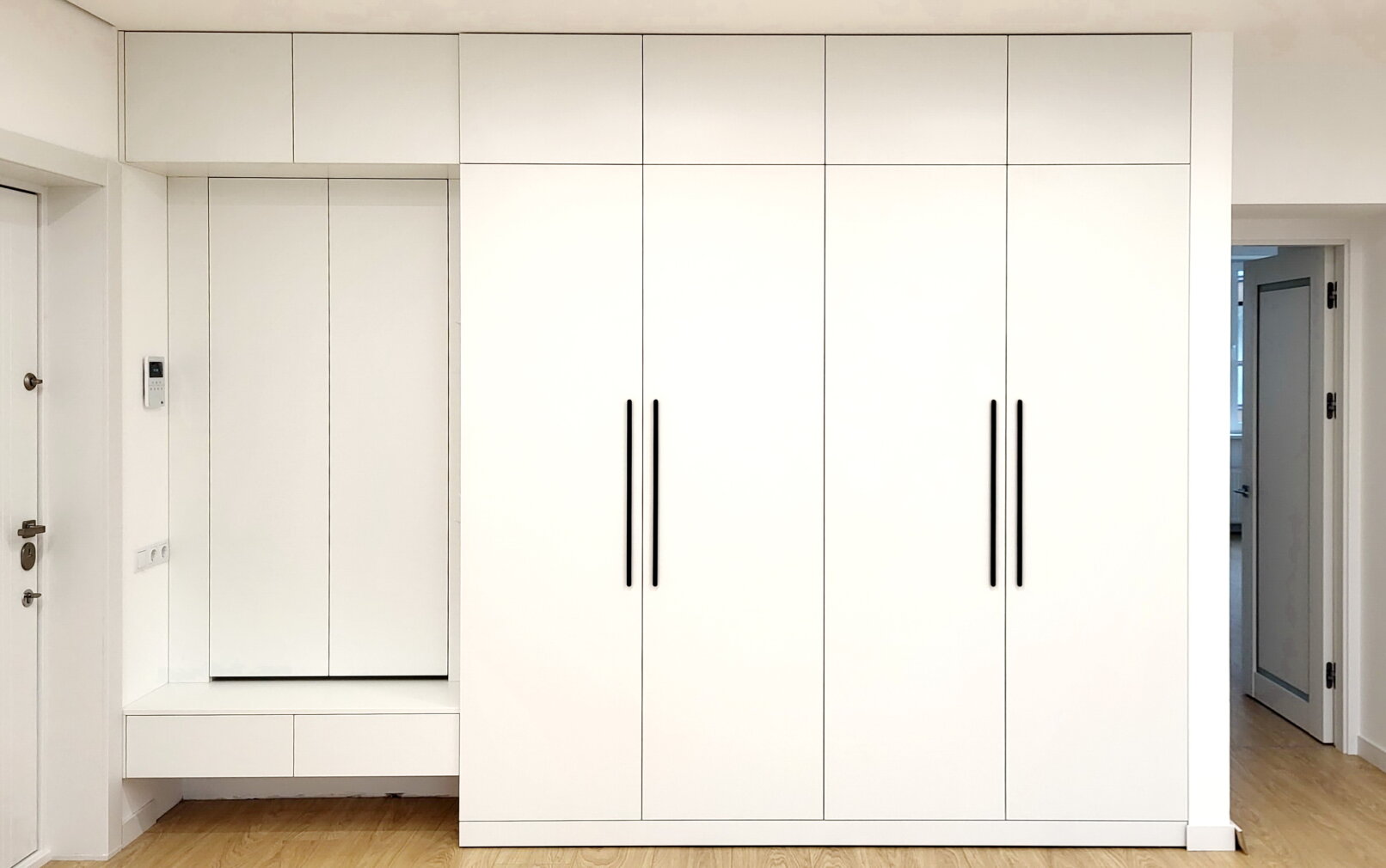 вузька шафа у коридор