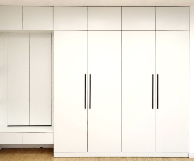 вузька шафа у коридор