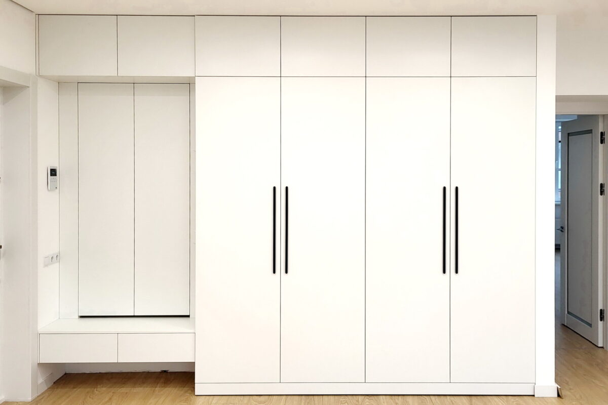 вузька шафа у коридор