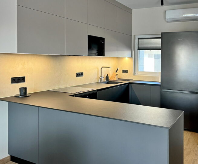 вбудована мікрохвильова піч захована у верхній шафі