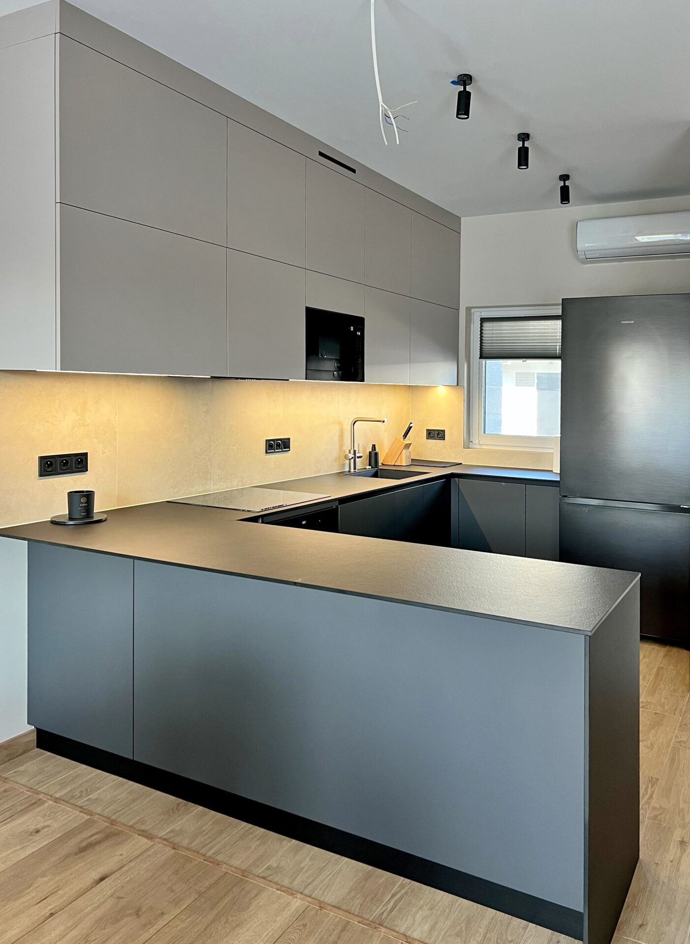 вбудована мікрохвильова піч захована у верхній шафі