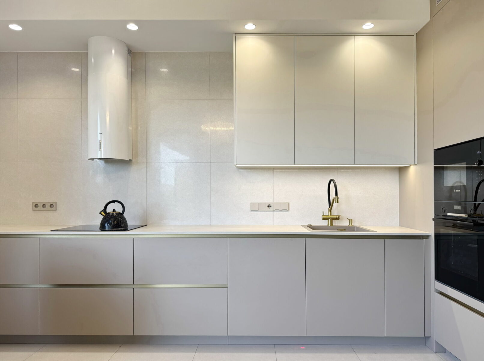 золотий колір в інтер'єрі кухні