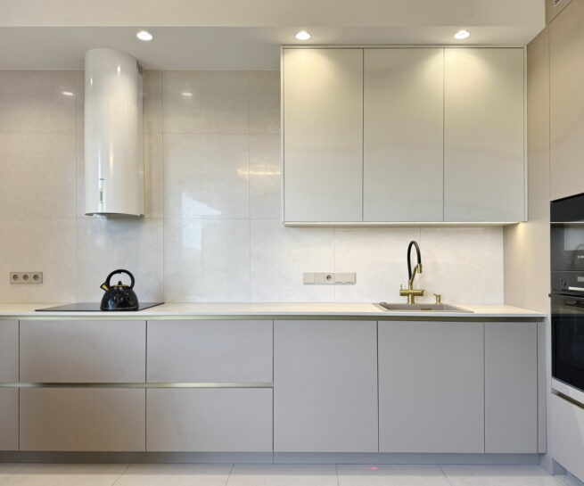 золотий колір в інтер'єрі кухні