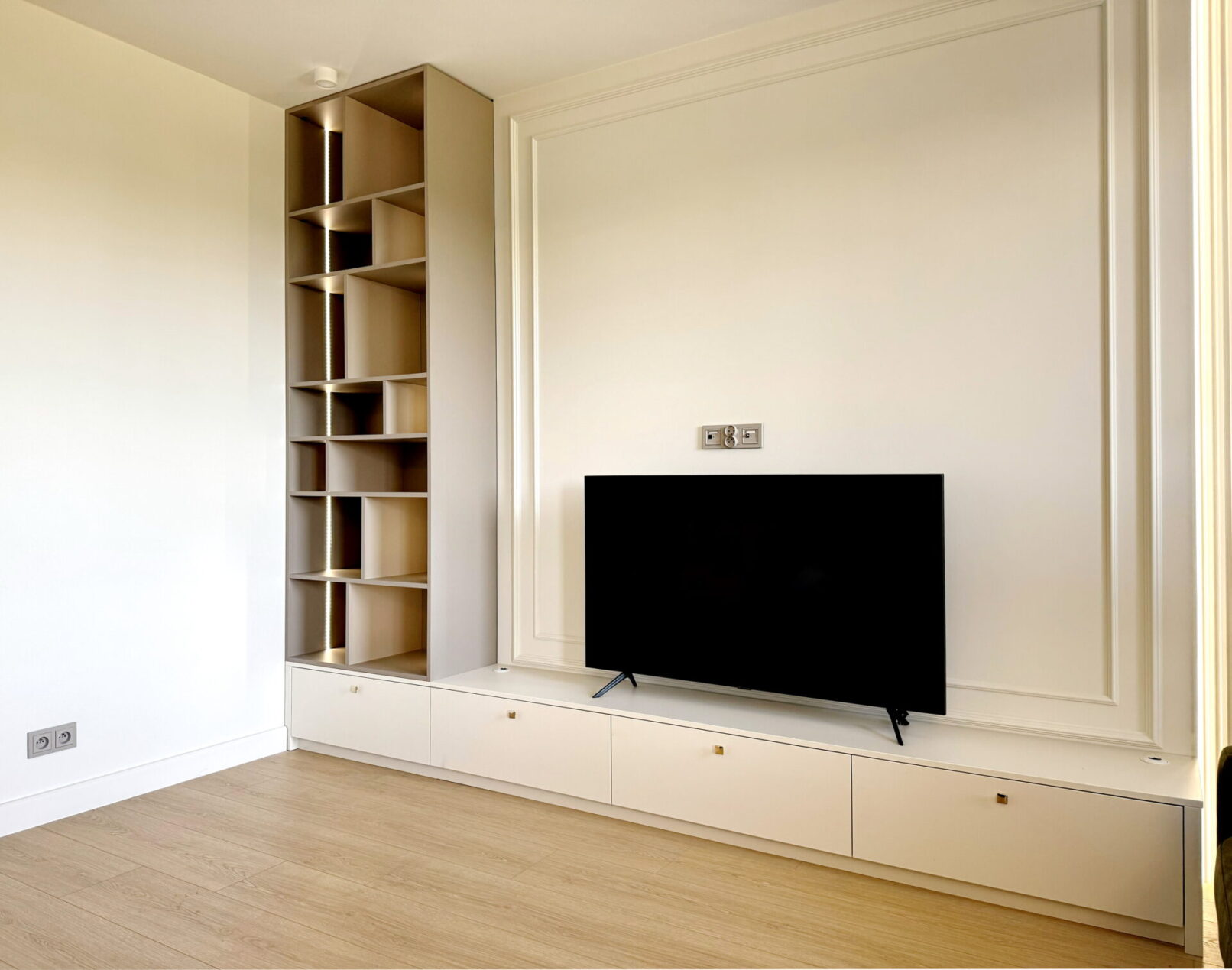 комод під ТВ